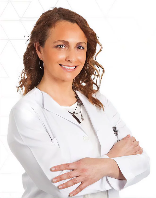 Prof. Dr. Müjgan Çalışkan Evren, beyaz önlükle